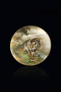 PIATTO IN PORCELLANA - Piatto in porcellana Satsuma decorato con una tigre  Giappone  XX secolo. diam. 30