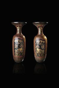 COPPIA DI VASI - Coppia di vasi in porcellana smaltata sui toni dell'oro  raffigurante paesaggio con uccelli  Giappone  XX secolo.  [..]