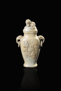 VASO IN GIADA - Vaso in giada con anse zoomorfe e coperchio sormontato da cane di Pho  Cina  dinastia Qing  XIX secolo. h cm 22  [..]