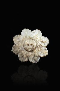 PICCOLO FIORE DI LOTO - Piccolo fiore di loto in giada bianca (rasset)  Cina  dinastia Ming  XVII secolo. diam. cm  6 5