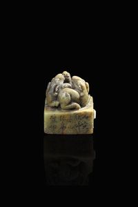 SIGILLO - Sigillo in saponaria squadrato con animali fantastici  Cina  dinastia Qing  XIX secolo. h cm 7 5x6 5x6 5