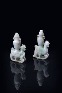 COPPIA DI PICCOLI VASI - Coppia di vasetti con base a guisa di uccelli in giadeite  Cina  dinastia Qing  XIX secolo. h cm 10