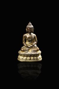 BUDDHA - Buddha in rame sbalzato parzialmente dorato seduto su fiore di loto con le mani giunte  Tibet  XVIII secolo. h  [..]