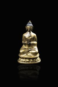 BUDDHA IN RAME SBALZATO - Buddha in rame sbalzato parzialmente dorato seduto su fiore di loto con le mani giunte in Dharmachakra Mudra   [..]
