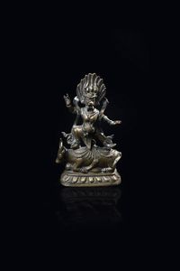 FIGURA DI DHARMAPALA - Figura di Dharmapala Santi-Yama in bronzo stante su fiore di loto  Cina  dinastaia Qing  XIX secolo. h cm 17x1 [..]