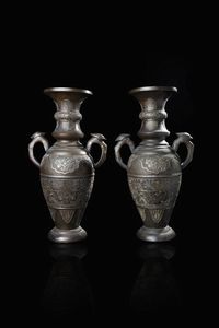COPPIA DI VASI - Coppia di vasi in bronzo con manici rapprentanti uccelli  Cina  dinastia Qing  epoca Kangxi (1662-1722). h cm  [..]