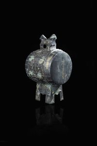 TAMBURO - Tamburo in bronzo con decoro sbalzato e maschere di ispirazione arcaica  Cina  XX secolo. h cm 44x23x22