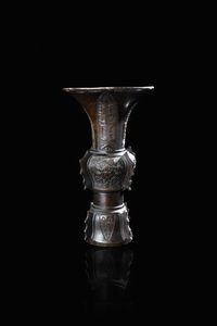 VASO IN BRONZO - Vaso in bronzo di forma arcaica  Cina  dinasta Qing  XVIII secolo. h cm 30x18