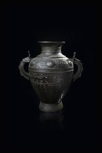 VASO IN BRONZO - Vaso in bronzo a doppia ansa con decoro geometrico di stile arcaico  Cina  dinastia Ming  XVII secolo. h cm 47  [..]