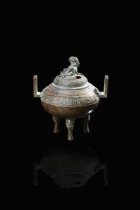 PICCOLO INCENSIERE - Piccolo incensiere in bronzo con coperchio sormontato da cane di Pho  Cina  XIX secolo. h cm 14x13