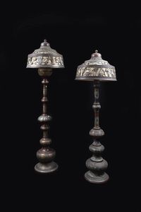 COPPIA DI LANTERNE - Coppia di lanterne cloisonné  Cina  dinastia Qing  XX secolo. h cm 190x56 h cm 174x56