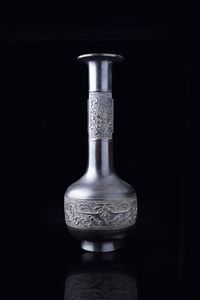 GRANDE VASO A BOTTIGLIA - Grande vaso a bottiglia in bronzo con decoro di ispirazione arcaica  Cina  dinastia Qing  XVII secolo. h cm 50  [..]