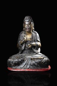 GRANDE BUDDHA - Grande Buddha in legno laccato con segni di doratura  Cina  dinastia Ming  XVII secolo. h cm 78x50x63
