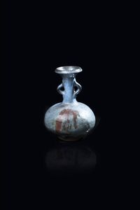 VASO IN PORCELLANA - Vaso in porcellana Guan con anse  Cina  dinastia Ming  XVII secolo. h cm 15x10
