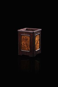 PORTAPENNELLI - Portapennelli in legno di bambù con inserti in radica Cina  dinastia Qing  epoca Qianlong (1735-1795). h cm 13 [..]