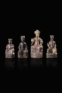LOTTO DI QUATTRO SCULTURE IN LEGNO - Quattro sculture in legno laccato rappresentati dignitari e guerriero  Cina  dinastia Ming  XVII secolo. h cm  [..]