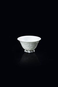 COPPETTA LIBATORIA - Coppetta libatoria in porcellana Blanc de Chine  Cina  dinastia Qing  epoca Qinalong (1735-1795). h cm 5 5x10