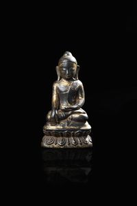 BUDDHA - Figura di Buddha seduto nella posizione del loto in legno laccato con doratura  iscrizioni al retro  Cambogia  [..]