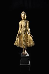 BUDDHA IN LEGNO DORATO - Buddha in legno dorato con applicazioni in vetro in posizione eretta  Thailandia  XIX secolo. h cm 93x37