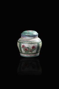 POTICHE CON COPERCHIO - Potiche con coperchio in terracotta Yixing smaltata con decoro floreale entro riserve  Cina  dinastia Qing  XVIII  [..]