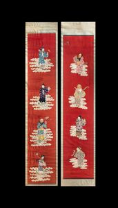 COPPIA DI TESSUTI - Coppia di tessuti ricamati entro cornice con gli otto immortali su fondo rosso  Cina  XX secolo. h cm 225x51 h  [..]