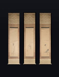 TRE SCROLL - Tre scroll firmati racchiusi entro custodia di legno  raffiguranti un saggio  un picchio e una cinciallegra appoggiati  [..]