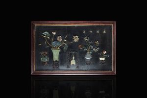 GRANDE PANNELLO - Grande pannello in legno con intarsi in giada e pietre dure raffiguranti vasi fioriti  Cina  XX secolo. h cm 1 [..]