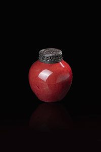 POTICHE IN PORCELLANA - Potiche in porcellana monocroma sangue di bue con coperchio in legno  Cina  dinastia Qing  XIX secolo. h cm 14x11  [..]