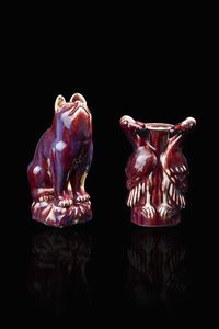 LOTTO CON VASO E SCULTURA - Lotto composto da un vaso con manici a forma d' uccelli e una scultura a forma di gatto  in porcellana sangue  [..]