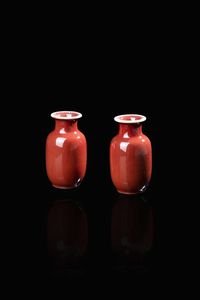 COPPIA DI PICCOLI VASI - Coppia di piccoli vasi  in porcellana sangue di bue  Cina  dinastia Qing  XX secolo. h cm 15x8