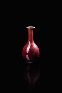 VASO CON COLLO ALLUNGATO - Vaso con collo allungato  in porcellana sangue di bue  Cina  dinastia Qing  XIX secolo. h cm 23x11
