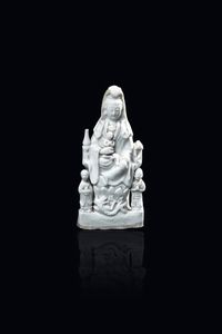 GUANYIN - Guanyin in porcellana Blanc de Chine  Cina  dinastia Qing  XVIII secolo. h cm 21x10