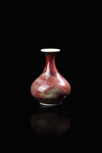 PICCOLO VASO IN PORCELLANA - Piccolo vaso in porcellana sui toni del rosso marchio apocrifo Kangxi  Cina  dinasta Qing  XIX secolo. h cm 16 [..]