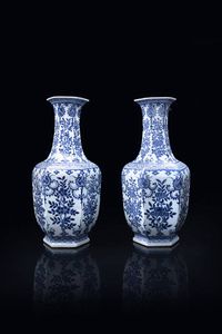 COPPIA DI VASI - Coppia di vasi in porcellana bianca e blu  marchio apocrifo Qianlong  Cina  dinastia Qing  XIX secolo. h cm 44