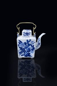 TEIERA - Teiera in porcellana bianca e blu  Cina  dinastia Qing  XIX secolo. h cm 25x13 5x21