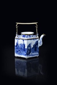 TEIERA - Teiera in porcellana bianca e blu  Cina  dinastia Qing  XIX secolo. h cm 24x20x22