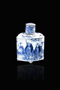 PORTA TE' - Porta tè in porcellana bianca e blu con decoro di personaggi  Cina  dinastia Qing  XIX secolo. h cm 19 5x14 5x [..]