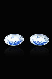 COPPIA DI PIATTINI - Coppia di piattini in porcellana bianca e blu con decori floreali  Cina  dinastia Qing  epoca Guangxu (1875-1908).  [..]