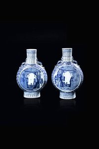 COPPIA DI FIASCHE - Coppia di fisache in porcellana bianca e blu con anse sagomate decorate con scene di vita quotidiana  Cina  dinastia  [..]