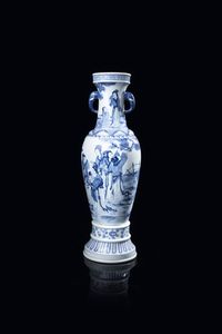 VASO IN PORCELLANA - Vaso in porcellana bianco e blu con raffigurazione di Guanyin  Cina  dinastia Qing  XX secolo. h cm 54x18