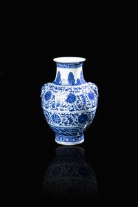 VASO IN PORCELLANA - Vaso in porcellana binco e blu   marchio aporcrifo Qianglong  Cina  dinastia Qing  XX secolo. h cm 26x17