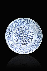 GRANDE PIATTO - Grande piatto in porcellana bianca e blu a decoro floreale Cina  dinastia Qing  XX secolo. diam. cm 38