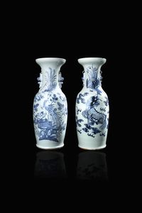 COPPIA DI VASI - Coppia di vasi in porcellana bianca e blu  Cina  XIX secolo. h cm 60 5