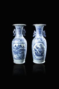 COPPIA DI VASI - Coppia di vasi bianchi e blu  con decori di fiori e uccelli  manici a forma di drago  Cina  dinastia Qing  XX  [..]