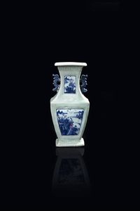 VASO IN PORCELLANA - Vaso in porcellana color celadon con anse e dipinti di paesaggio sui toni del blu  Cina  dinastia Qing  epoca  [..]