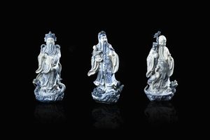 TRE FIGURE IN PORCELLANA - Tre figure in porcellana bianca e blu rappresentanti saggi  Cina  XX secolo. h cm 51x25x12