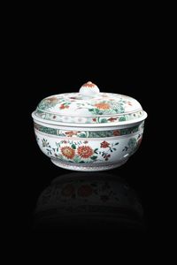 ZUPPIERA CON COPERCHIO - Zuppiera con coperchio in porcellana  Famiglia Verde  Cina  dinastia Qing  XX secolo. h cm 20x26