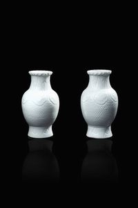 COPPIA DI VASI - Coppia di vasi in porcellana Blanc de Chine  Cina  dinastia Qing  epoca Kangxi (1662-1722).  h cm 20x11
