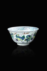 CIOTOLA IN PORCELLANA DOUCAI - Ciotola in porcellana Doucai  Cina  dinastia Qing  XX  secolo. h cm 12x24