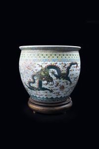 CACHEPOT - Cachepot in porcellana policroma con decoro floreale e draghi  Cina  dinastia Qing  XIX secolo. h cm 40x46